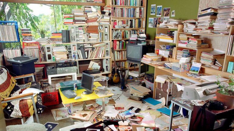 Make 2024 the Year you FREE Yourself from Clutter!!